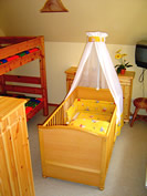 Drittes Wohnzimmer mit Babybett, Das Babybett kann variabel im Haus umgestellt werden
