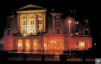 Theater Schwerin bei Nacht